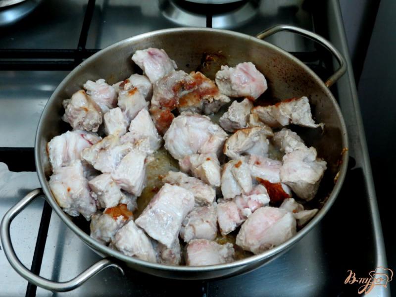 Фото приготовление рецепта: Свинина с перцем и грибами шаг №5