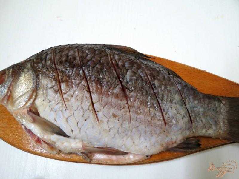 Фото приготовление рецепта: Рыба жареная целиком с хрустящей корочкой шаг №4