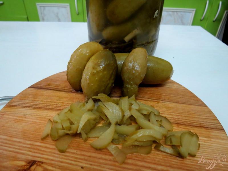 Фото приготовление рецепта: Рассольник с копчёной колбасой и оливками шаг №5