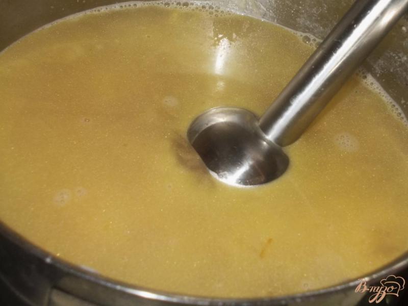 Фото приготовление рецепта: Сырный суп с мидиями шаг №4