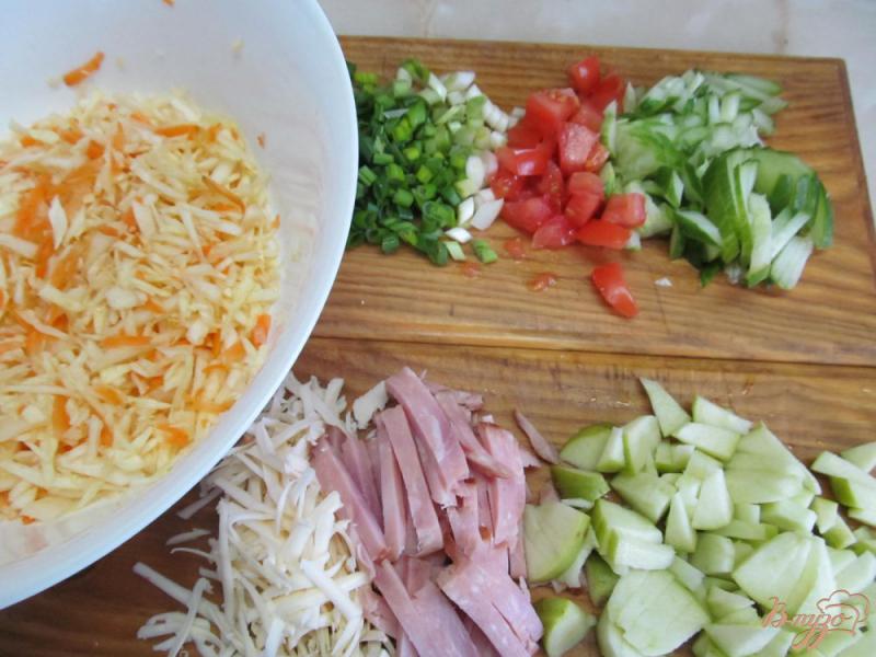 Фото приготовление рецепта: Салат из капусты ветчины помидор шаг №2