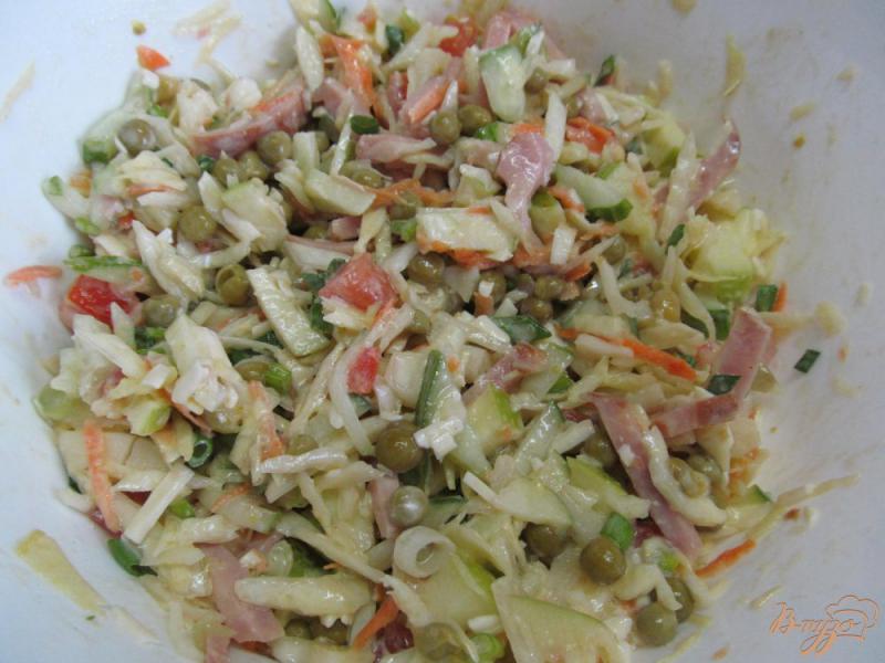 Фото приготовление рецепта: Салат из капусты ветчины помидор шаг №4