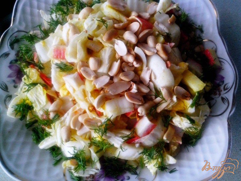 Фото приготовление рецепта: Лёгкий салат с крабовыми палочками и арахисом шаг №5