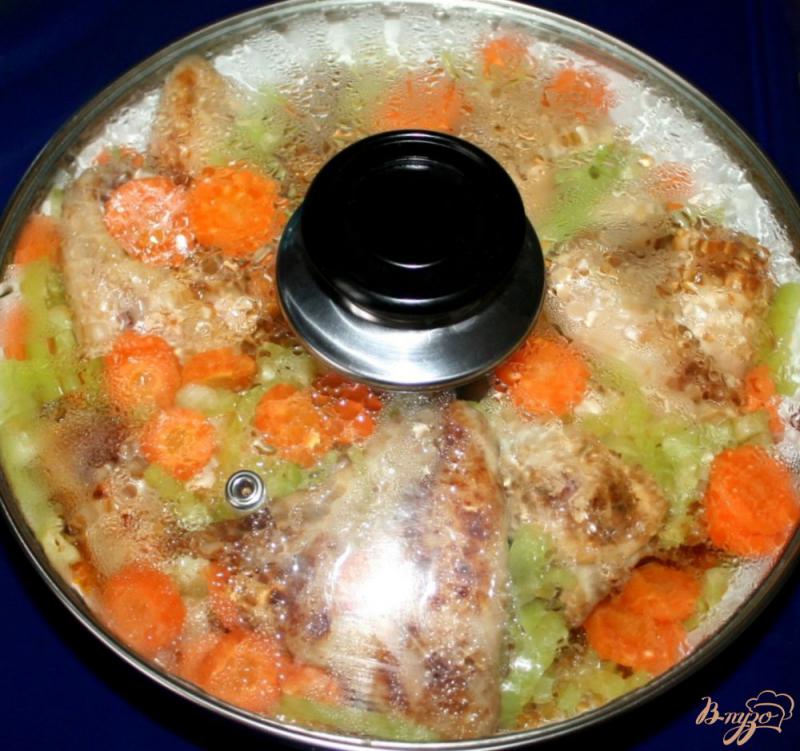 Фото приготовление рецепта: Жареные куриные крылышки с овощами шаг №7