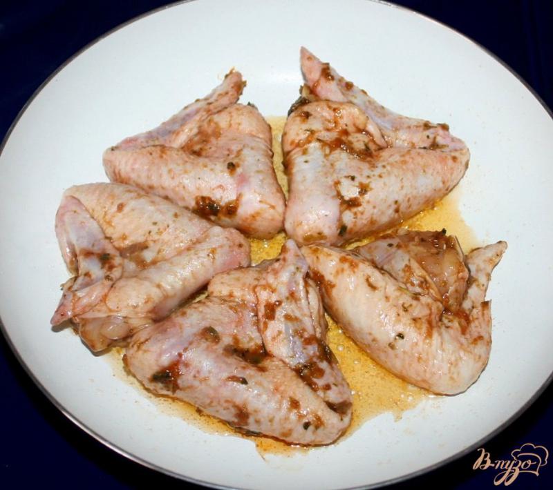 Фото приготовление рецепта: Жареные куриные крылышки с овощами шаг №3