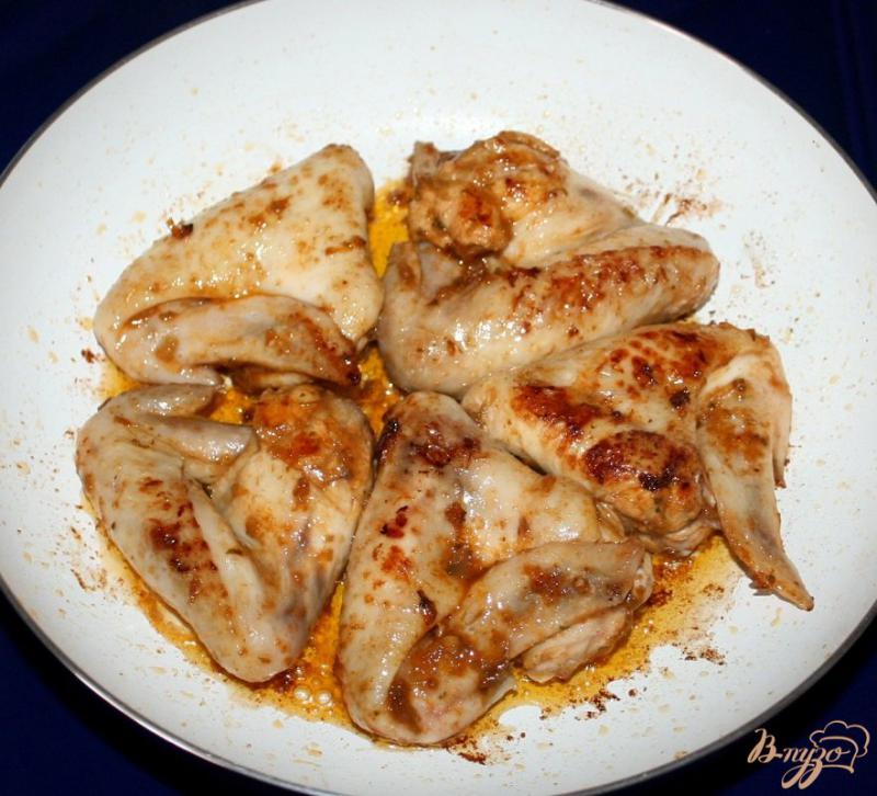 Фото приготовление рецепта: Жареные куриные крылышки с овощами шаг №4