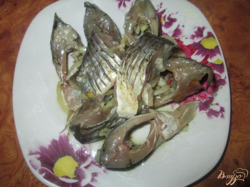 Фото приготовление рецепта: Маринованная рыба карась шаг №6