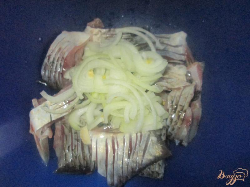 Фото приготовление рецепта: Маринованная рыба карась шаг №2