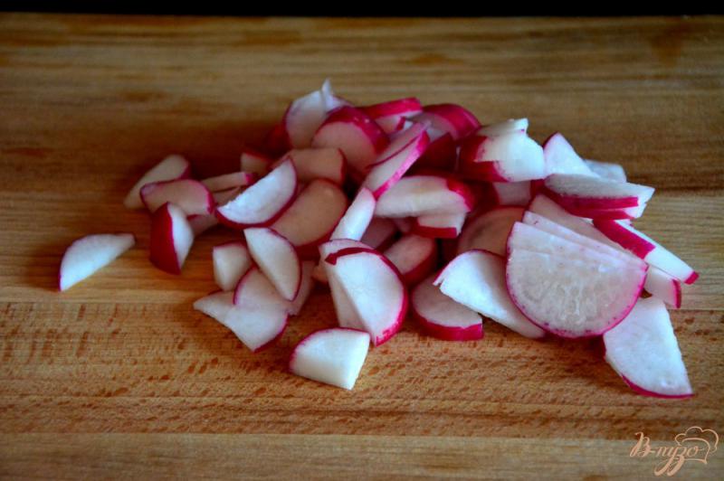 Фото приготовление рецепта: Весенний салат из редиски шаг №2
