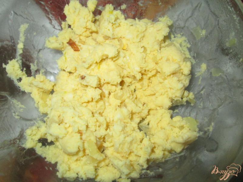 Фото приготовление рецепта: Фаршированные яйца с плавленым сыром и чесноком шаг №3