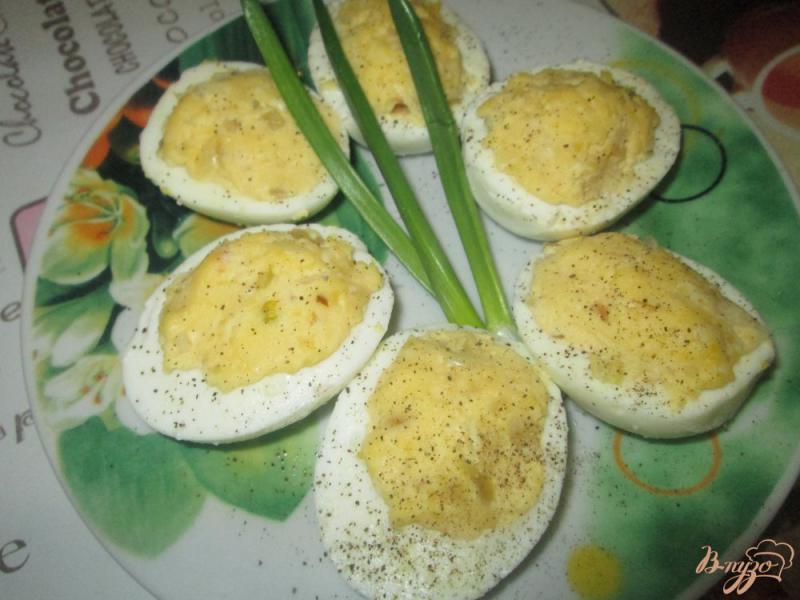 Фото приготовление рецепта: Фаршированные яйца с плавленым сыром и чесноком шаг №4