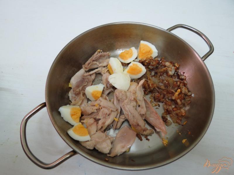 Фото приготовление рецепта: Тарталетки  и  яйца фаршированные  куриным  окорочком шаг №5