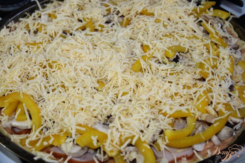 Фото приготовление рецепта: Пицца с свиным балыком и жёлтым болгарским перцем шаг №9