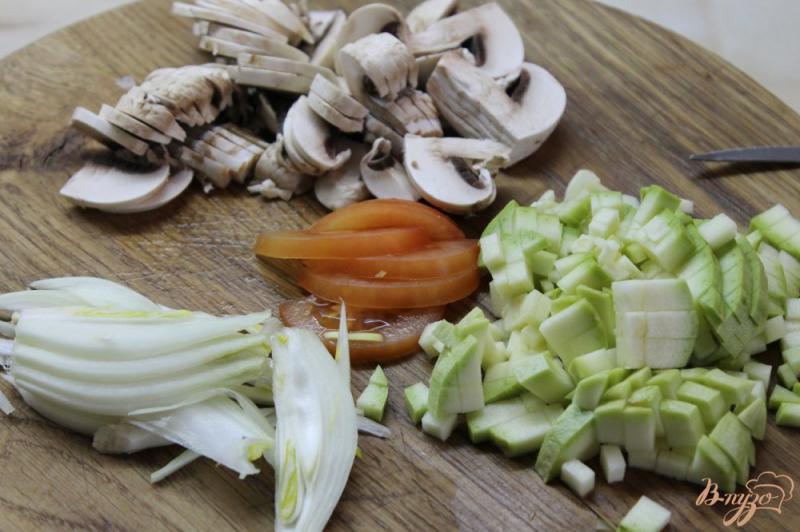 Фото приготовление рецепта: Нототения тушенная с овощами в томате шаг №4