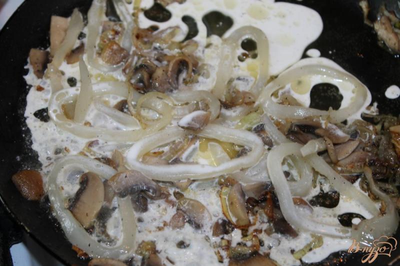Фото приготовление рецепта: Жульен с кальмарами и грибами в кунжутной булке шаг №6