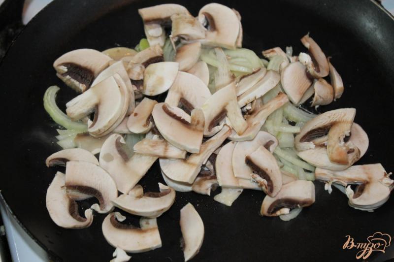 Фото приготовление рецепта: Жульен с кальмарами и грибами в кунжутной булке шаг №3