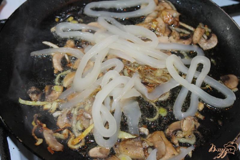 Фото приготовление рецепта: Жульен с кальмарами и грибами в кунжутной булке шаг №5