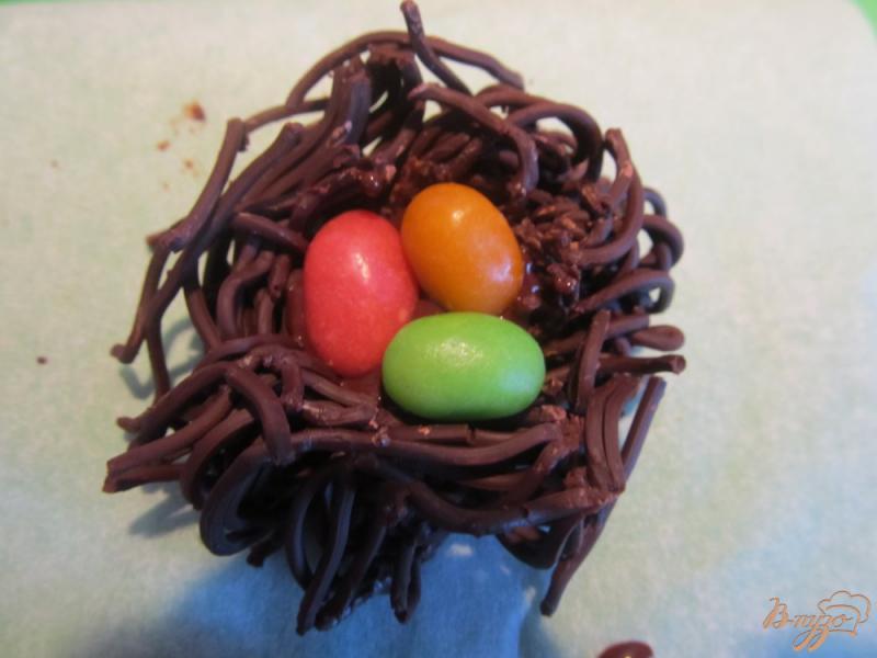 Фото приготовление рецепта: Шоколадные гнезда с «яйцами» шаг №3