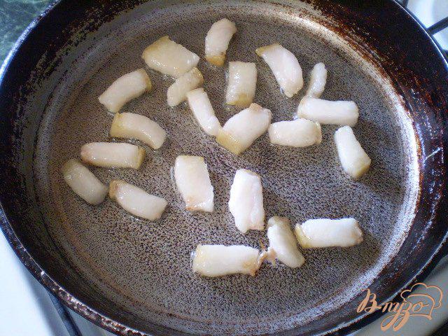 Фото приготовление рецепта: Картошка с луком на сале шаг №4