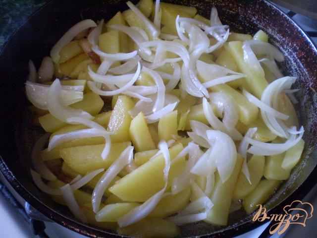 Фото приготовление рецепта: Картошка с луком на сале шаг №7