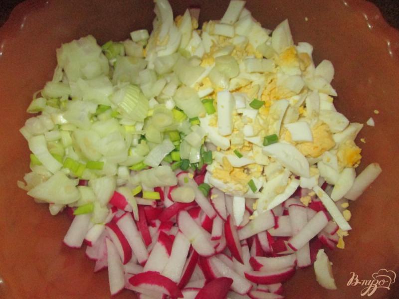 Фото приготовление рецепта: Салат из редиса с яйцом. шаг №3