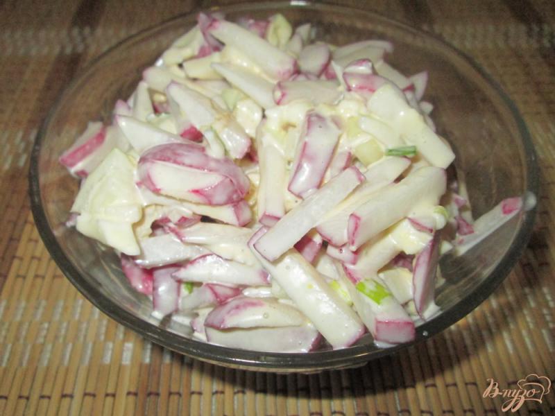 Фото приготовление рецепта: Салат из редиса с яйцом. шаг №5