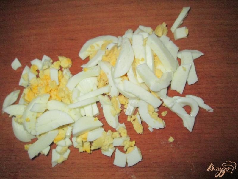 Фото приготовление рецепта: Салат из редиса с яйцом. шаг №2