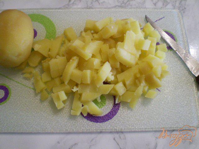 Фото приготовление рецепта: Морковно-картофельный салат с луком шаг №3