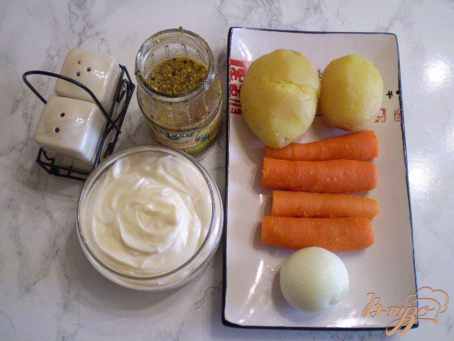 Фото приготовление рецепта: Морковно-картофельный салат с луком шаг №1