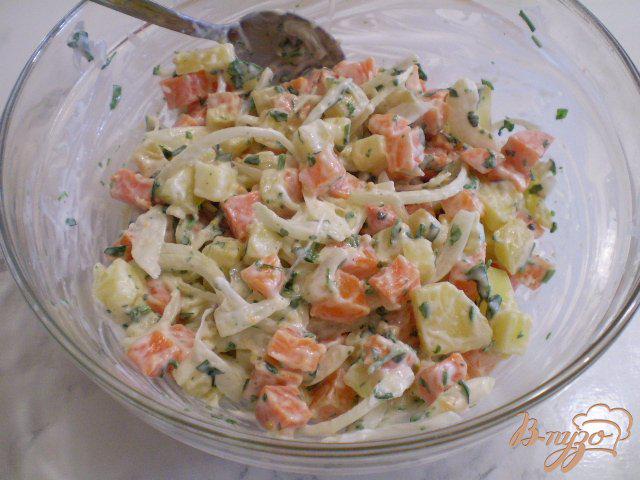 Фото приготовление рецепта: Морковно-картофельный салат с луком шаг №8