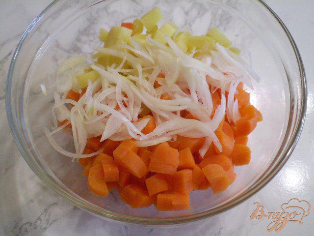 Фото приготовление рецепта: Морковно-картофельный салат с луком шаг №5
