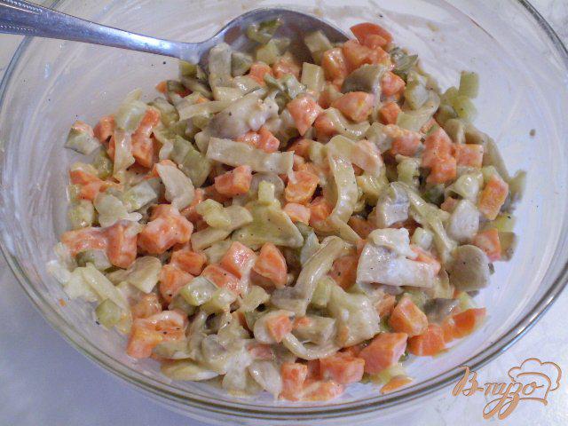 Фото приготовление рецепта: Овощной салат с шампиньонами шаг №8