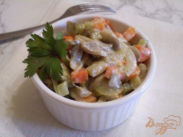 Фото приготовление рецепта: Овощной салат с шампиньонами шаг №9