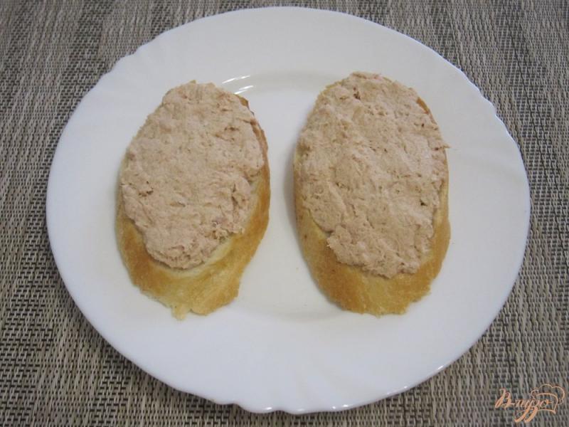 Фото приготовление рецепта: Сэндвич с тунцом и маринованными огурцами шаг №5