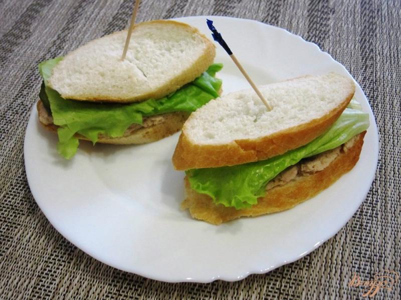 Фото приготовление рецепта: Сэндвич с тунцом и маринованными огурцами шаг №8