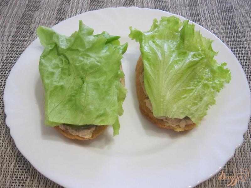 Фото приготовление рецепта: Сэндвич с тунцом и маринованными огурцами шаг №7