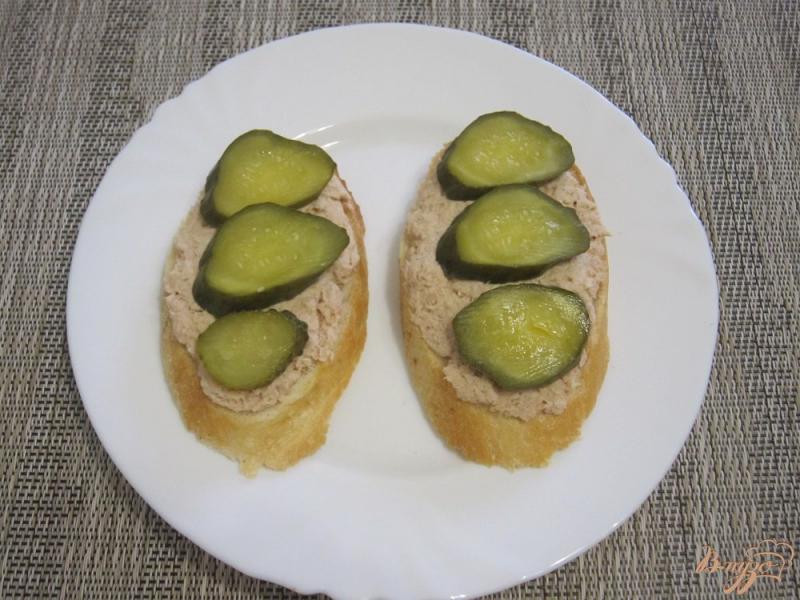 Фото приготовление рецепта: Сэндвич с тунцом и маринованными огурцами шаг №6