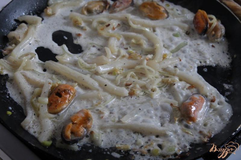 Фото приготовление рецепта: Картофельное пюре с подливой из морепродуктов шаг №5