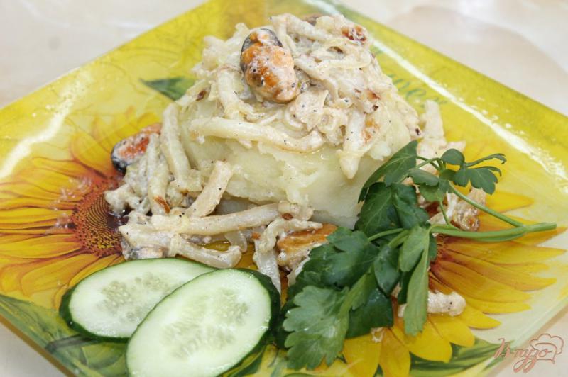 Фото приготовление рецепта: Картофельное пюре с подливой из морепродуктов шаг №7