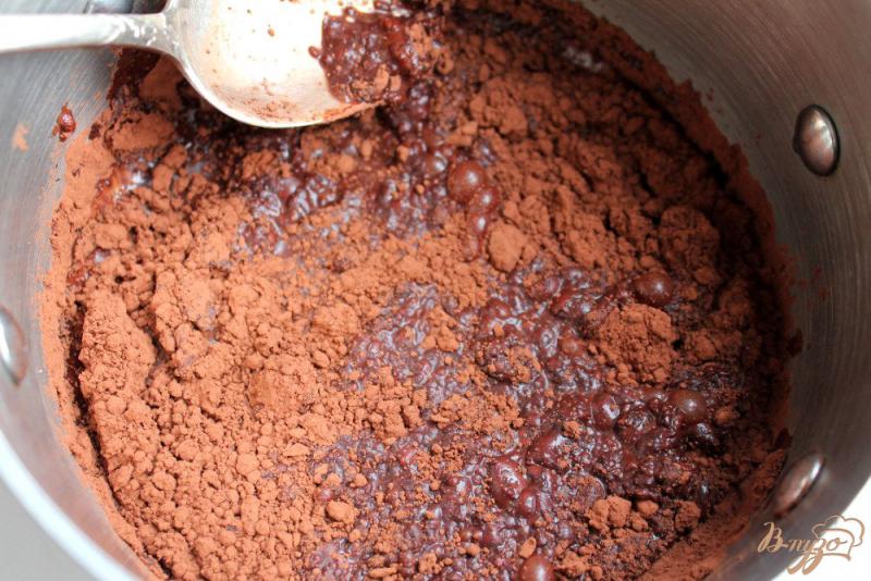 Фото приготовление рецепта: Шоколадные конфеты с вишней и грецким орехом шаг №2