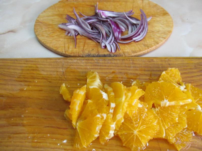 Фото приготовление рецепта: Салат из апельсина лука и брынзы шаг №4