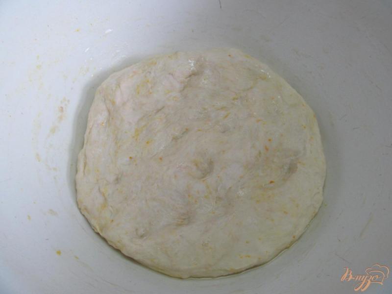 Фото приготовление рецепта: Хлеб с апельсиновой цедрой шаг №4