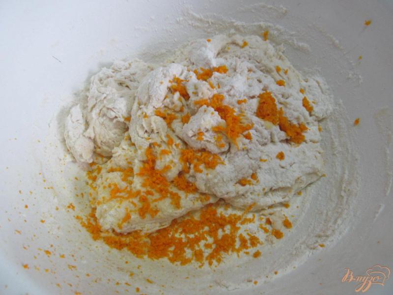 Фото приготовление рецепта: Хлеб с апельсиновой цедрой шаг №3