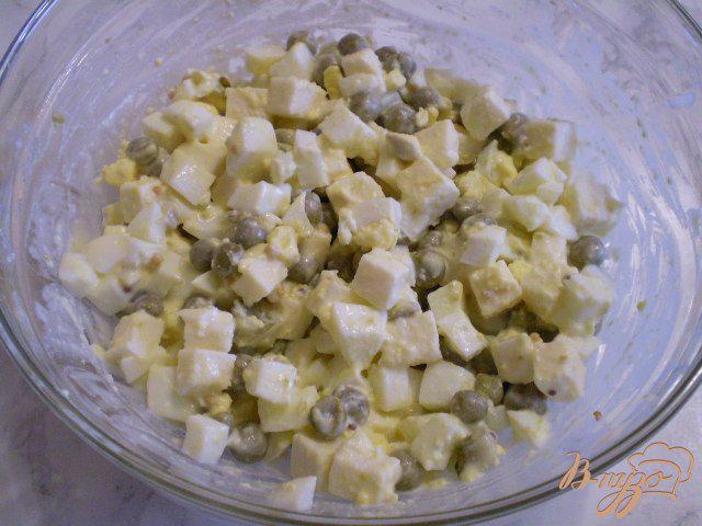 Фото приготовление рецепта: Салат с сыром и горошком шаг №5