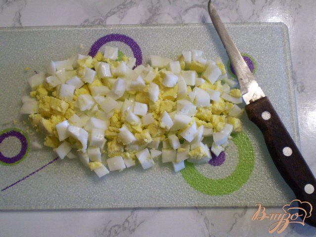 Фото приготовление рецепта: Салат с сыром и горошком шаг №2