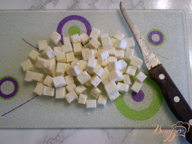 Фото приготовление рецепта: Салат с сыром и горошком шаг №3
