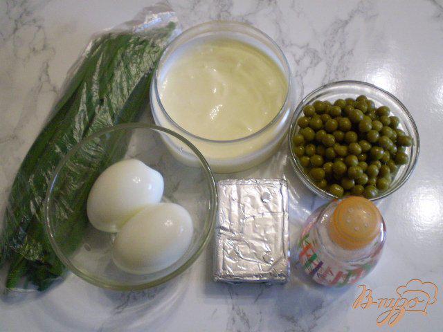 Фото приготовление рецепта: Салат с сыром и горошком шаг №1