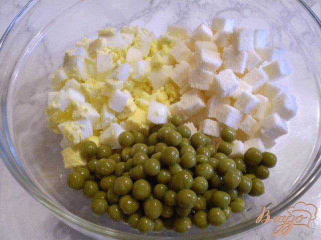 Фото приготовление рецепта: Салат с сыром и горошком шаг №4