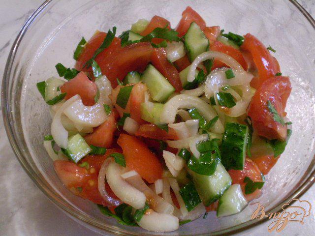 Фото приготовление рецепта: Летний салат с луком и чесноком шаг №7