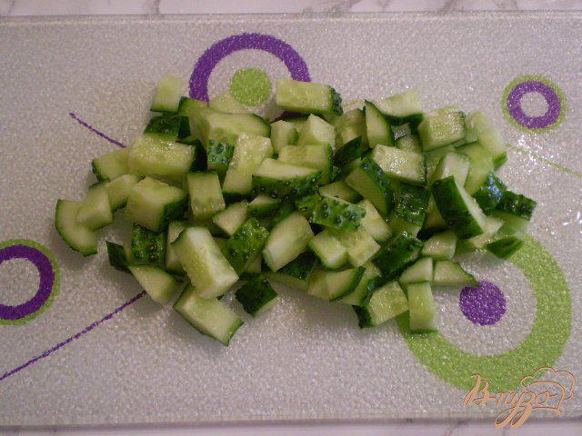 Фото приготовление рецепта: Летний салат с луком и чесноком шаг №2
